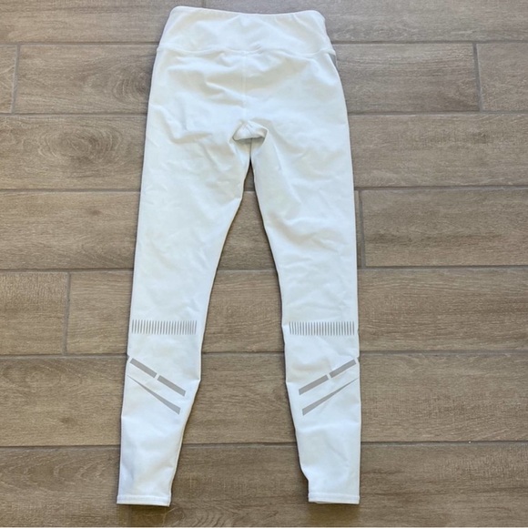 Alo Yoga White Leggings with Silver Metallic Pattern Size: S - Picture 5 of 5